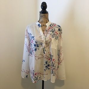 BOGO SALE💕Women’s White Floral Blouse